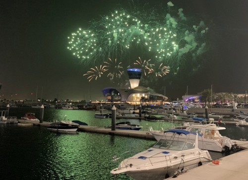 Yas Island se iluminó de verde